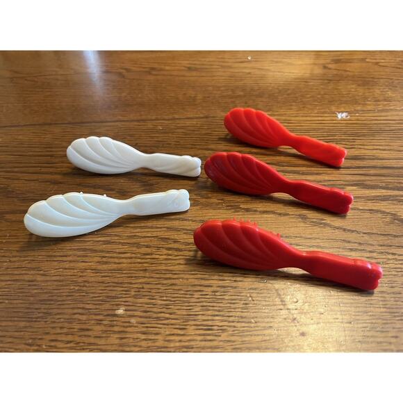 Barbie Shell Brushes Lot Of 5 1990s White Pearl Red Mixed Colors Hair Combs - Picture 6 of 6